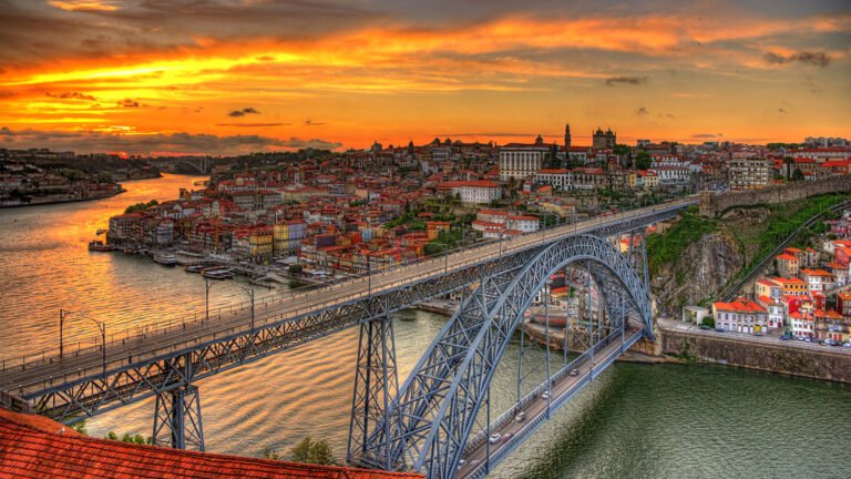 Vista de uma cidade portuguesa junto ao rio