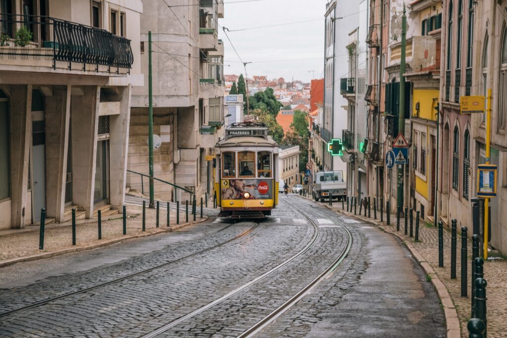 Rua de Lisboa com elétrico