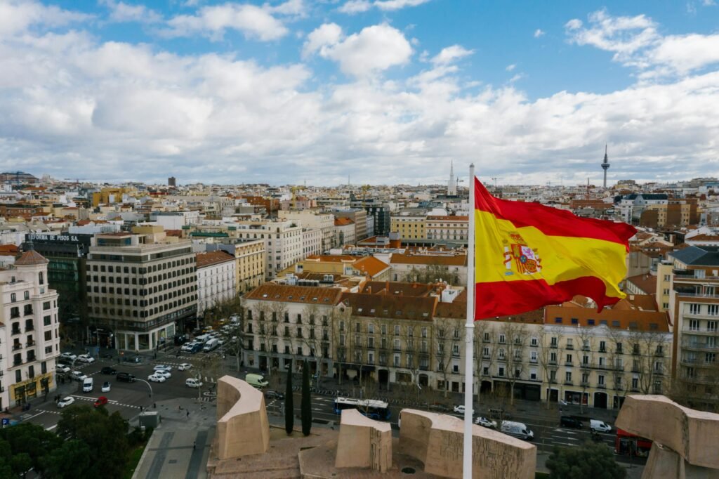 Bandeira de Espanha sobre uma cidade espanhola