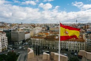 Bandeira de Espanha sobre uma cidade espanhola
