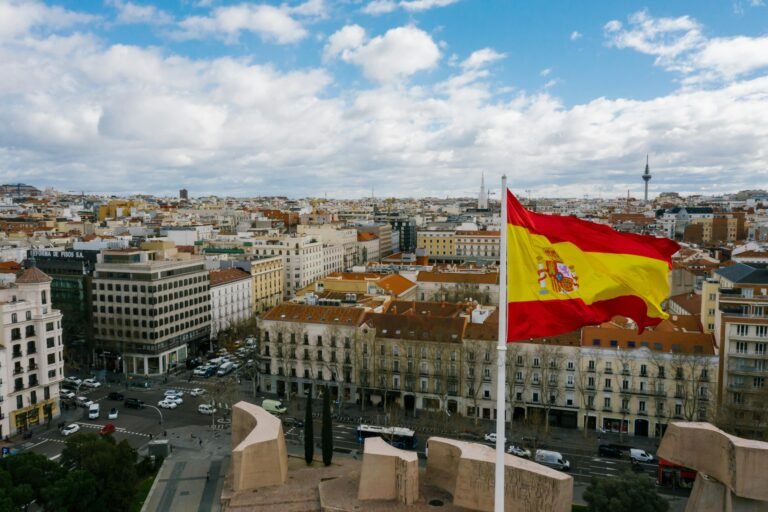 Bandeira de Espanha sobre uma cidade espanhola