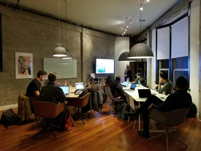 Pessoas a trabalhar num escritório