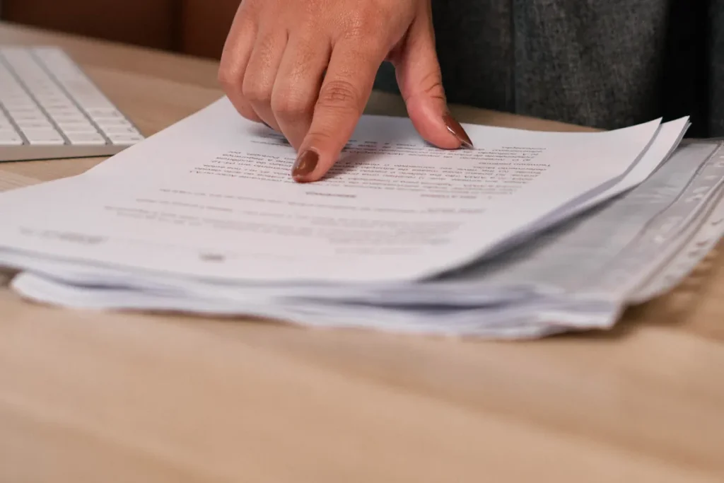 Análise de documentos numa secretária do escritório