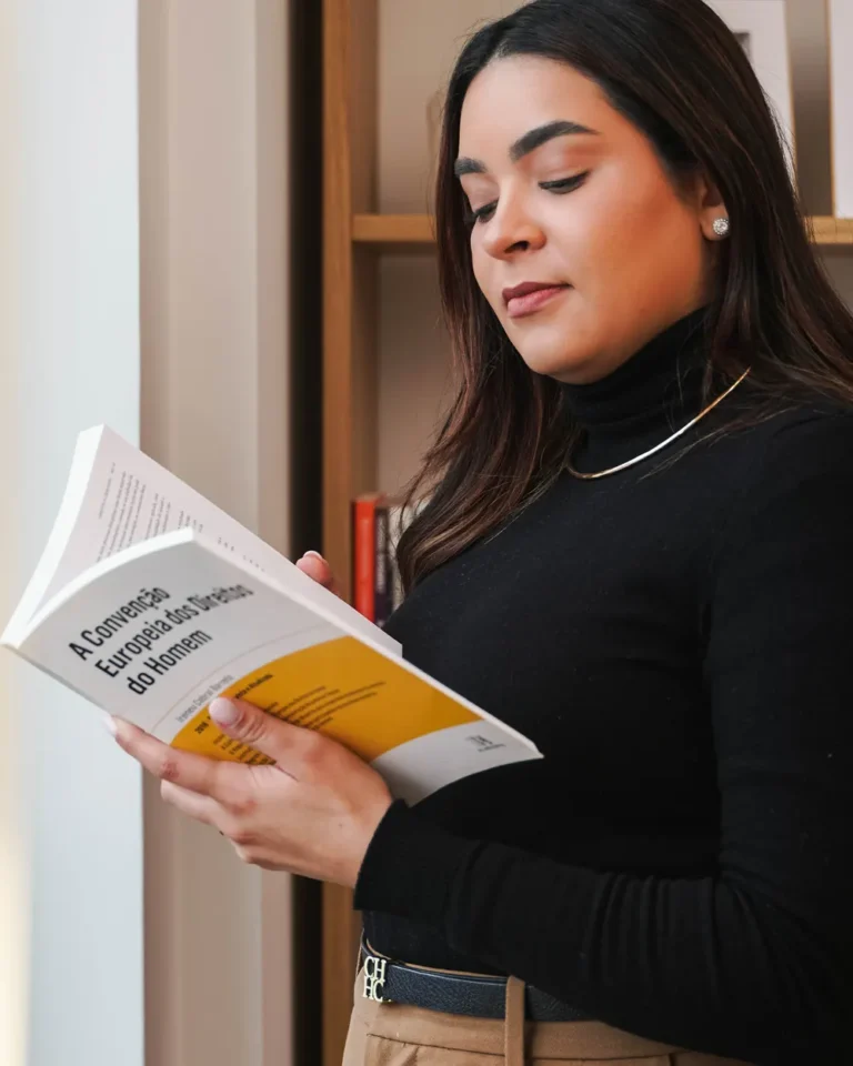 Dra. Thamyres Farias de Santana a ler a Convenção Europeia dos Direitos Humanos no escritório do Porto, a preparar um caso de contencioso migratório