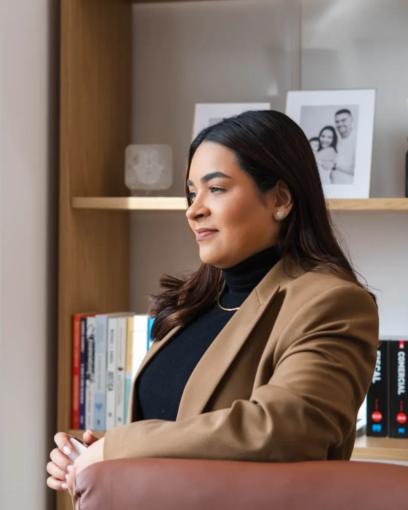 Dra. Thamyres Farias de Santana no escritório do Porto