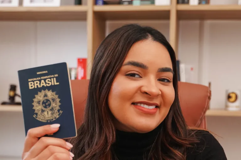 Dra. Thamyres Farias de Santana com um passaporte brasileiro
