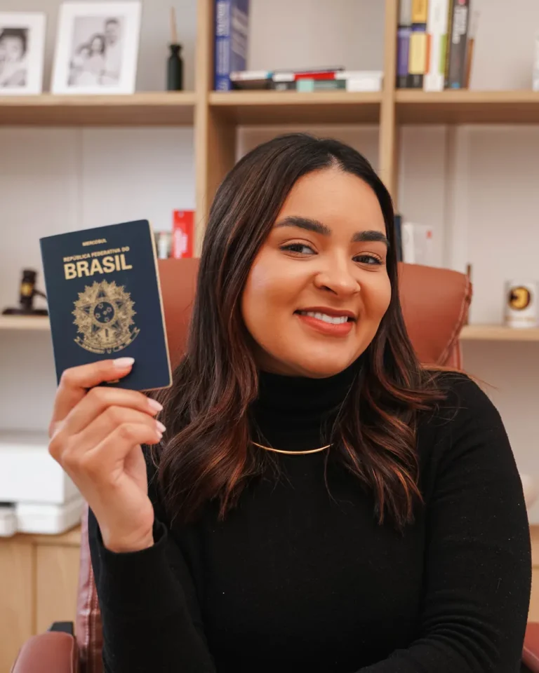 Dra. Thamyres Farias de Santana com um passaporte, no escritório do Porto